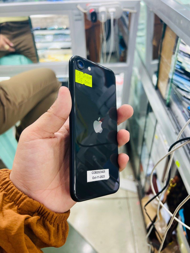 Iphone SE 2020 128gb Smartlocked 85% (Category: iPhone SE Series) located in San Juan City. Submitted by javedsgadgetshop (Listing ID 1279877206, Image 3). Description: OPEN FOR INSTALLMENT VIA CREDIT CARD/GGIVES & SWAP/TRADE-IN! WE BUY AND SELL ( ANYKINDS OF UNIT BINIBILI PO NAMIN)! PTPA : Padelete po f bawal Read ❗️Onhand ‼️ Iphone SE 2020 •128gb •NTC Variant •85% batt health •Smartlocked •95% Smoothness •No hidden issue | No Repaired •100% Aut
