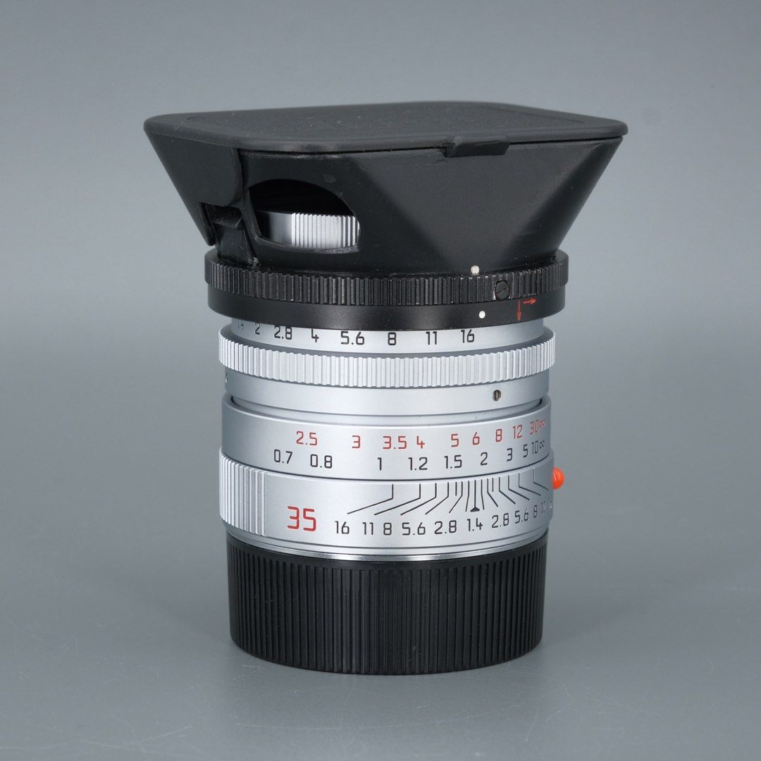 Leica Summilux 35mm F1.4 Asph 11883 E46 35/1.4 Silver Germany (11873,11874,11663) （分類：鏡頭及裝備）位於 Hong Kong。 由 camera_box 提交（商品編號 1279775030，圖片 2）。簡介： Leica Lens ————————————- Leica Summilux 35mm F1.4 Asph 11883 35/1.4 Silver Germany (11873,11874,11663) -All Function Work -Lens Clean -鏡身新淨，玻璃完美，Hood有花 Please DM If you are interested 📩 ————————————- 提供Trade-in ，訂購所有型號之菲林相機或各種配件服務✅ 歡迎DM查詢更多詳情‼️。