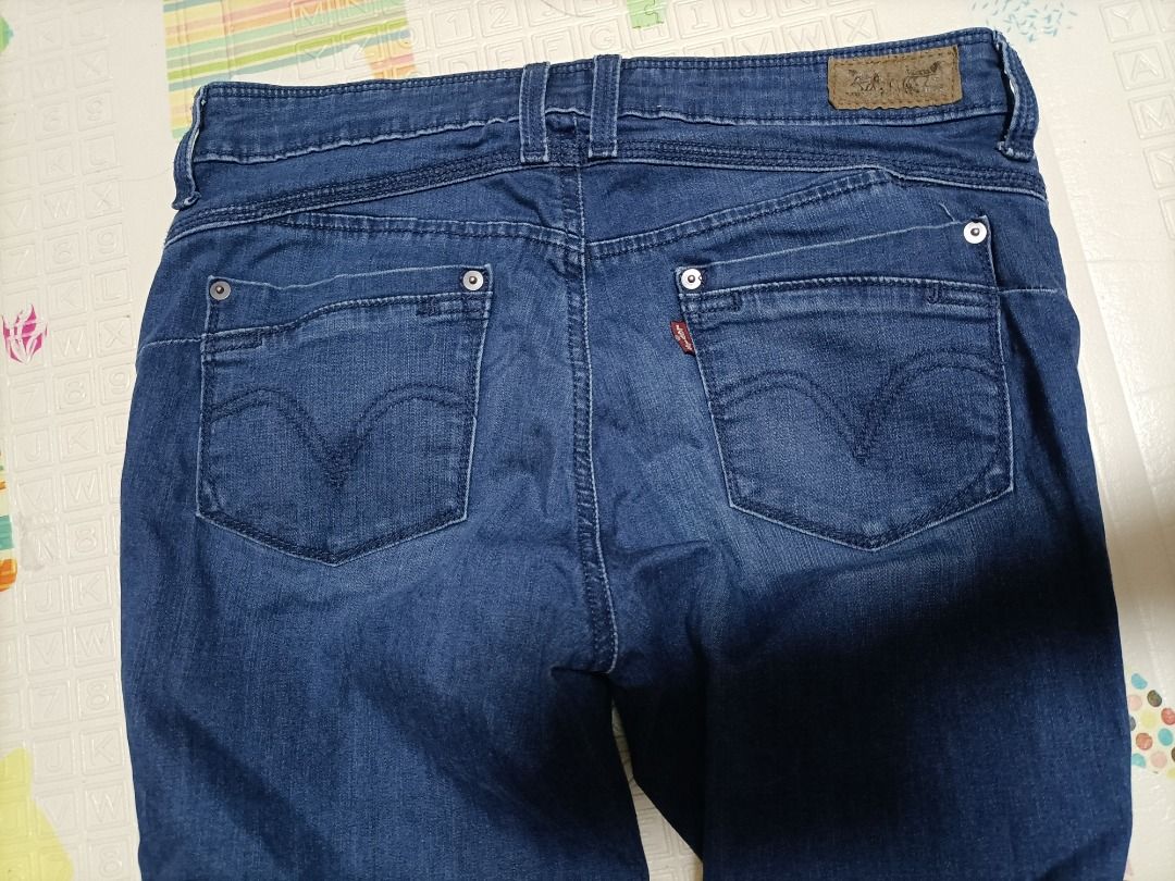 Levi's flatters and deals flaunts skinny leg