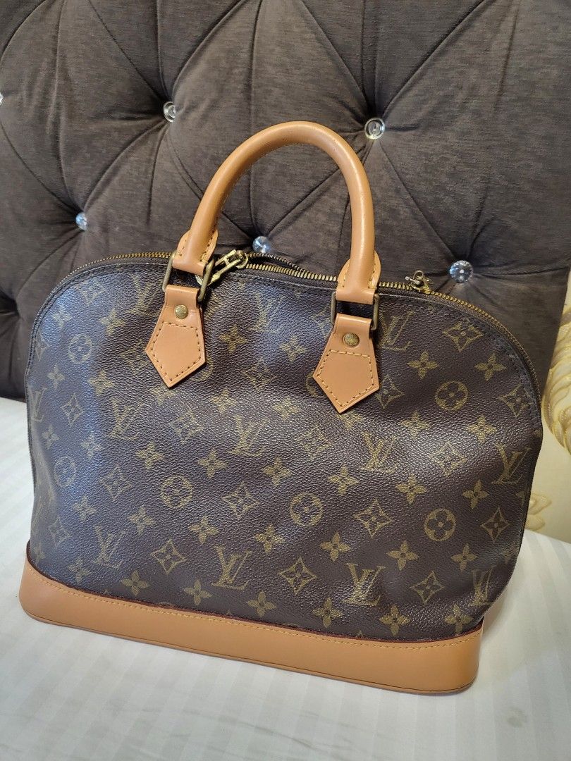 Louis vuitton alma lv bag (Category: Luxury Bags & Wallets) located in Las Pinas. Submitted by peloveditems (Listing ID 1279752311, Image 1). Description: original. changed repaired handle. see reciept.