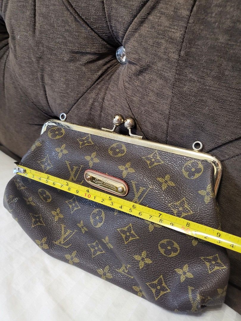 LOUIS VUITTON KISSLOCK Sling (Category: Luxury Bags & Wallets) located in Las Pinas. Submitted by peloveditems (Listing ID 1279812391, Image 2). Description: .