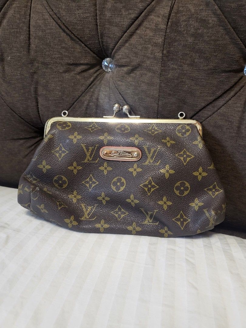 LOUIS VUITTON KISSLOCK Sling (Category: Luxury Bags & Wallets) located in Las Pinas. Submitted by peloveditems (Listing ID 1279812391, Image 1). Description: .