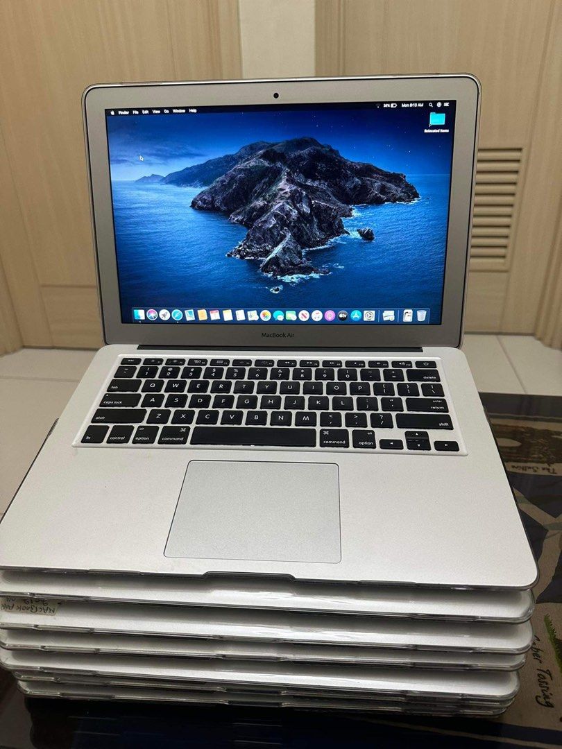 Macbook air 2012 13inch (Category: Laptops & Notebooks) located in Paranaque City. Submitted by louise240817 (Listing ID 1279893832, Image 1). Description: 4gb ram 64gb and 128gb ssd i5 processor Mac os catalina Unit with charger , case Nego. Pwede din swap 7 pcs available.