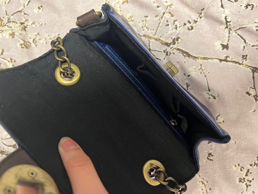 Navy blue handbag (Category: Women's Bags & Wallets) located in Sydney. Submitted by connnied (Listing ID 1279891187, Image 2). Description: .