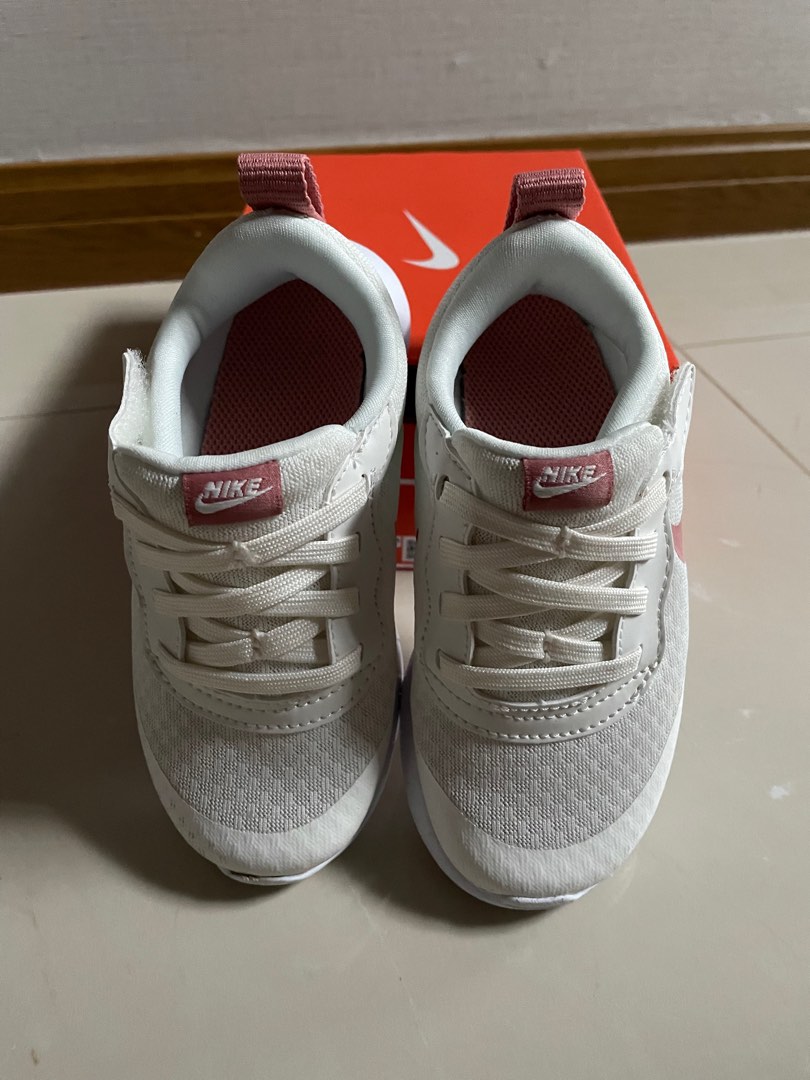White nike on sale shoes for babies