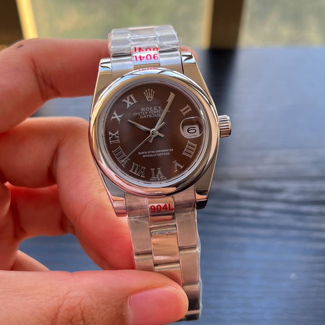 31mm watch on a store man