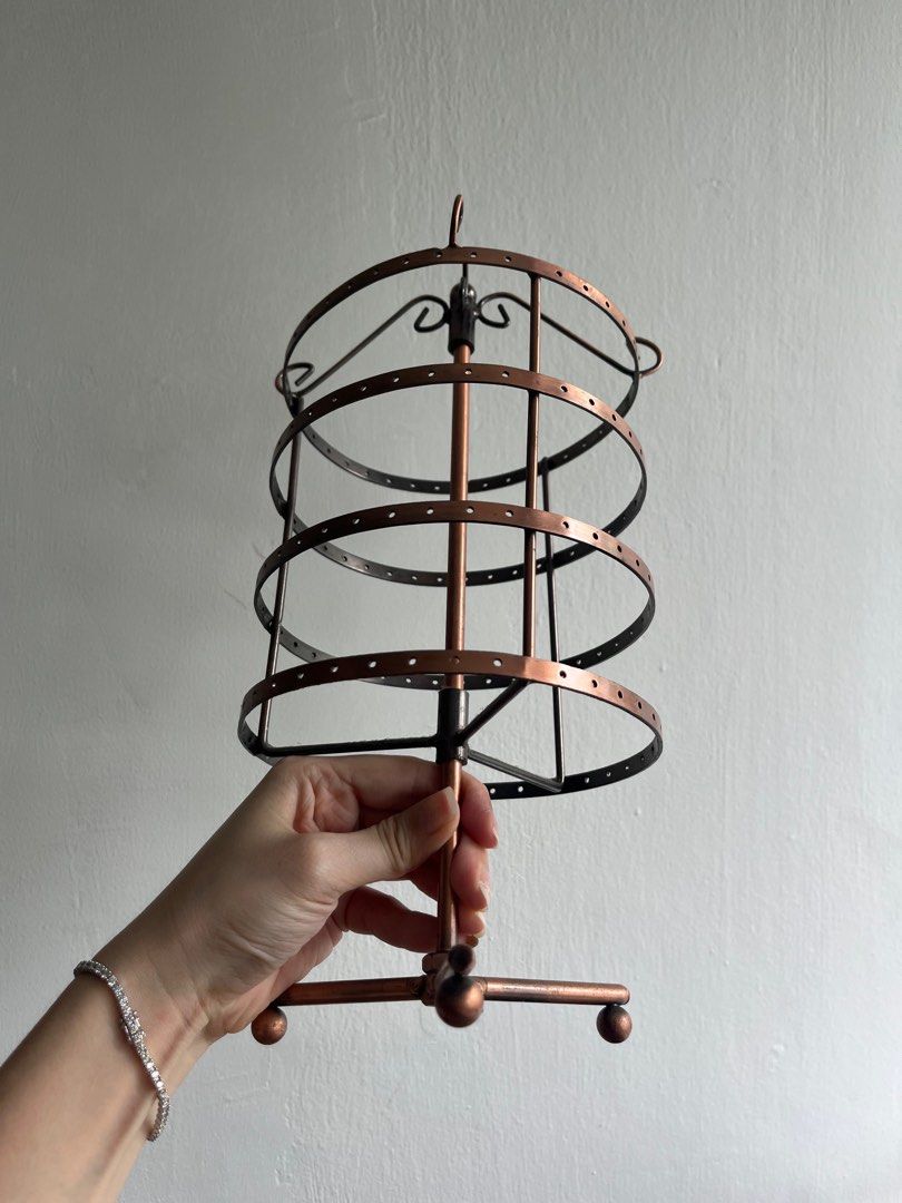Rose gold earring stand new arrivals