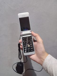 Samsung S3600 Flip Phone (needs battery)