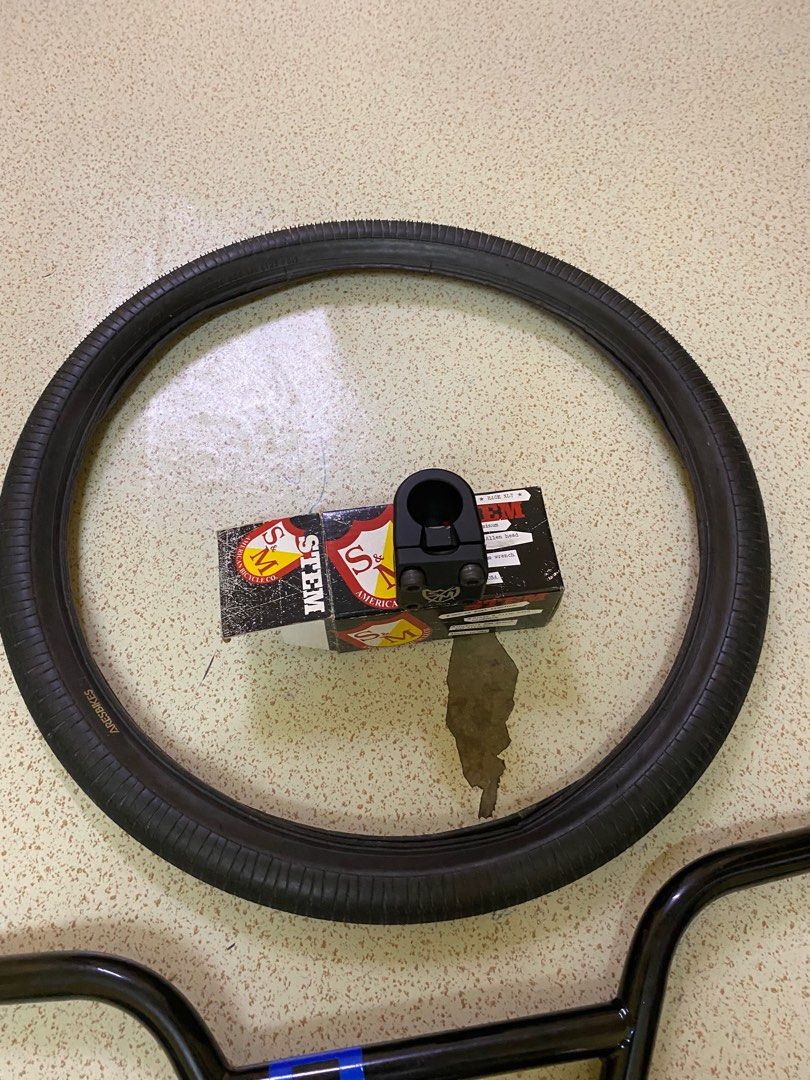 Scissors (Category: Bicycles) located in Kuala Lumpur. Submitted by youngfox_b5a340 (Listing ID 1279833253, Image 2). Description: Stem S&M, Tayar Ares Lipat 1.75,Handle bar Quamen Karma, oddys bar.