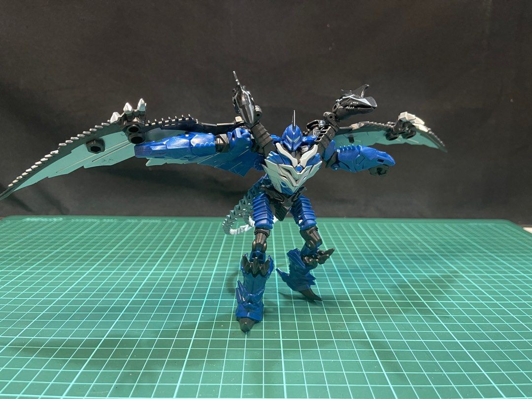 TRANSFORMERS STRAFE EVOLUTION 2 (Category: Vintage Collectibles) located in Singapore. Submitted by collectors_den (Listing ID 1279846998, Image 1). Description: Transformers Age of Extinction Strafe Evolution 2.