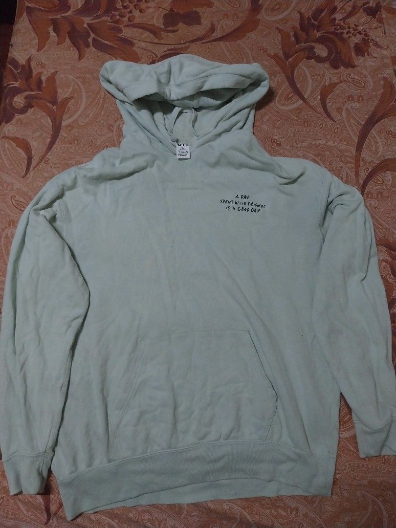Uniqlo x Peanuts Hoodie (Category: Coats, Jackets and Outerwear) located in Zamboanga. Submitted by thekeepersph (Listing ID 1279774306, Image 1). Description: Uniqlo x Peanuts Width 23.5 | Length 28 Tag: Uniqlo Details: this a collaboration of Uniqlo and Peanuts Issue: Stain.
