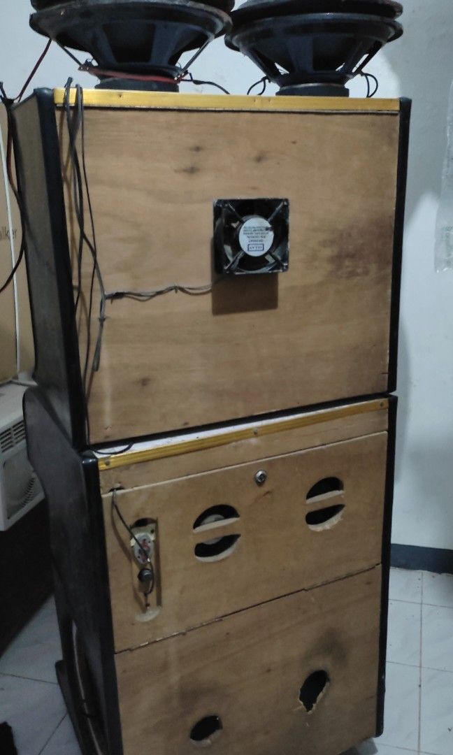 Videoke (Category: Soundbars, Speakers & Amplifiers) located in Taguig. Submitted by wildforest.2e186a (Listing ID 1279843094, Image 3). Description: monitor - is not included speaker - working we just removed to avoid damagesfrom pests videoke case -still good with some minor issue.