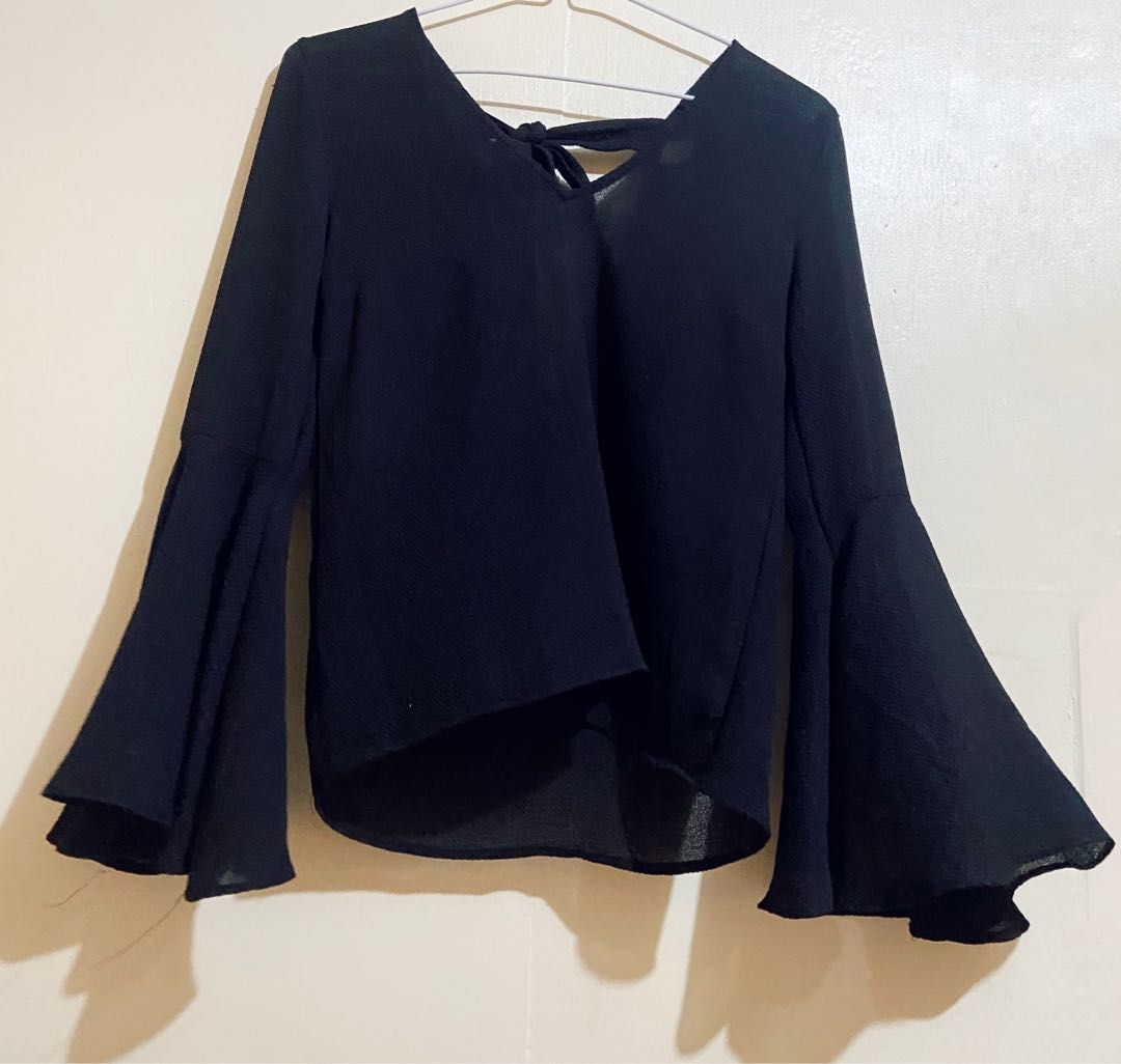 V-neck with Bell Sleeves (Category: Blouses) located in Quezon City. Submitted by bleu_decluttering (Listing ID 1279828669, Image 3). Description: V-neck with Bell Sleeves H&M Used once Size S- M RFS: Decluttering Original Price: ₱ 699 Selling Price: ₱ 200 Rules: •1st to comment “MINE!” Reserve for 1 day. No payment/ replay made, it’ll be automatic canceled. 💌 •SOLD ITEMS will mention SOLD in the comment section. Thank you! #preloved #prelovedbr