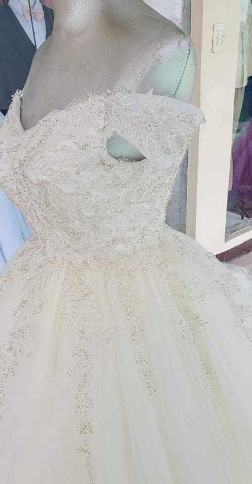 Wedding Gown (Brand New) (Category: Evening dresses & gowns) located in Bacolod City. Submitted by proverbs31_97 (Listing ID 1279746446, Image 3). Description: Had it made for my wedding but it didn’t fit me during my wedding day so I ended up wearing a different one. Bought it for P13,000.