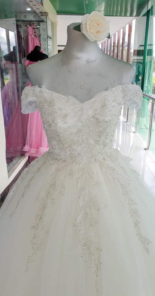 Wedding Gown (Brand New) (Category: Evening dresses & gowns) located in Bacolod City. Submitted by proverbs31_97 (Listing ID 1279746446, Image 2). Description: Had it made for my wedding but it didn’t fit me during my wedding day so I ended up wearing a different one. Bought it for P13,000.