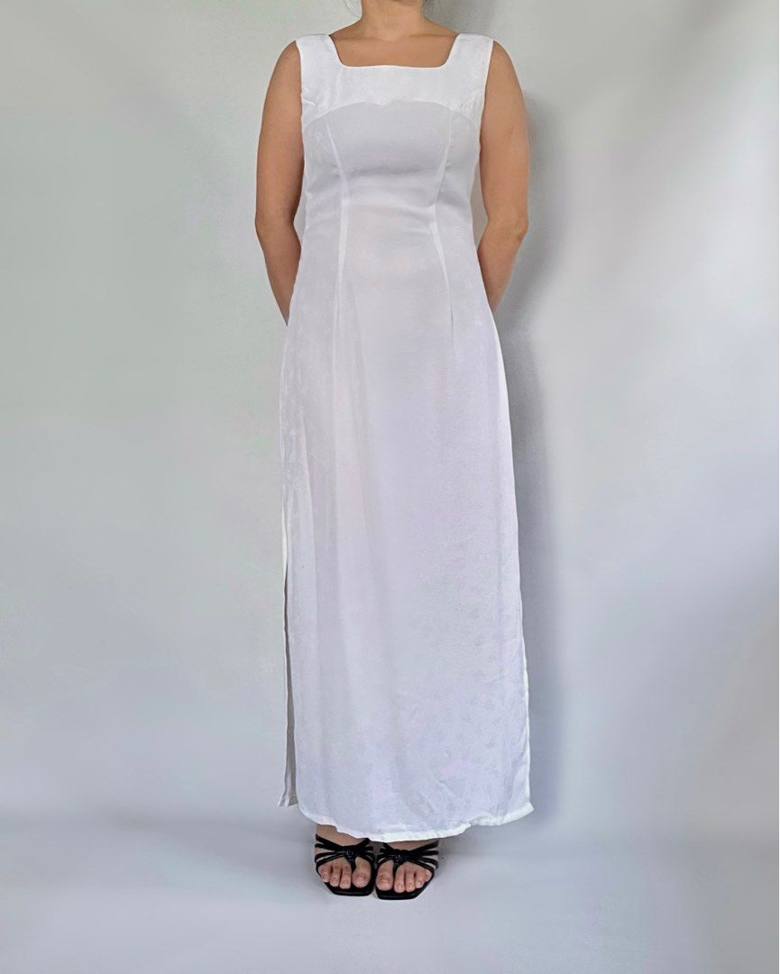 White Textured/ Embossed Leaf Patterns Maxi Cottagecore Picnic Dress (Category: Dresses) located in Muntinlupa City. Submitted by chertresorph (Listing ID 1279781871, Image 2). Description: JD08. White Textured/ Embossed Leaf Patterns Maxi Picnic Dress • material has embossed leaf patterns, side zip, a bit sheer, dot stain (removable) •Fits XS-S (Armhole: 16” |Bust: 32” | Waist: 27” | Hips: 35” | Length: 52”) .