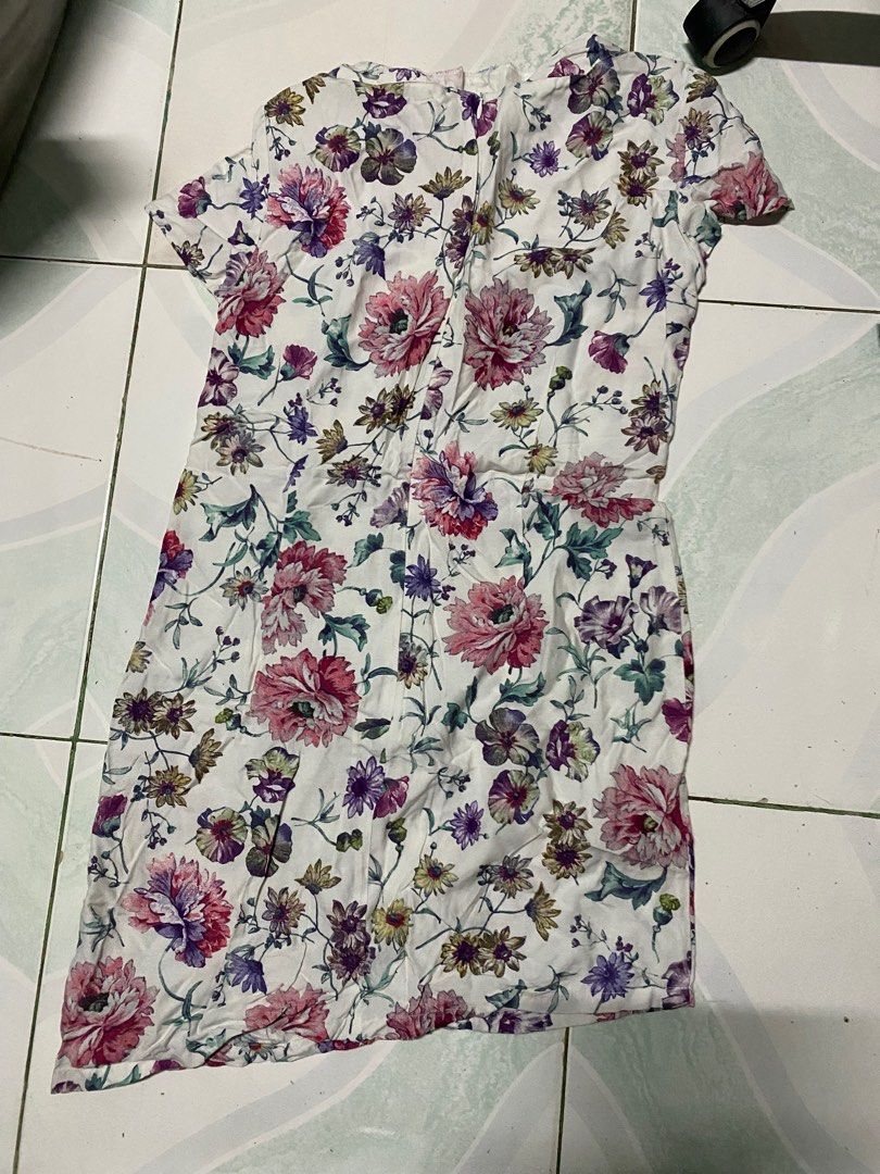 Zara basic floral dress (Category: Dresses) located in Binan City. Submitted by casseyshoppe (Listing ID 1279759277, Image 3). Description: Zara basic floral dress Medium on tag In very good condition Payment first thru gcash Shipping via j&t or lalamove at buyer’s expense.
