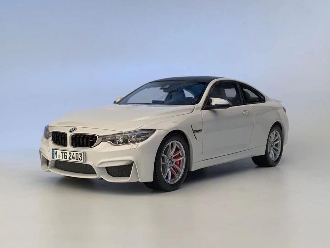 1/18 Paragon BMW M4 F82 (full opening diecast) - Blue, White