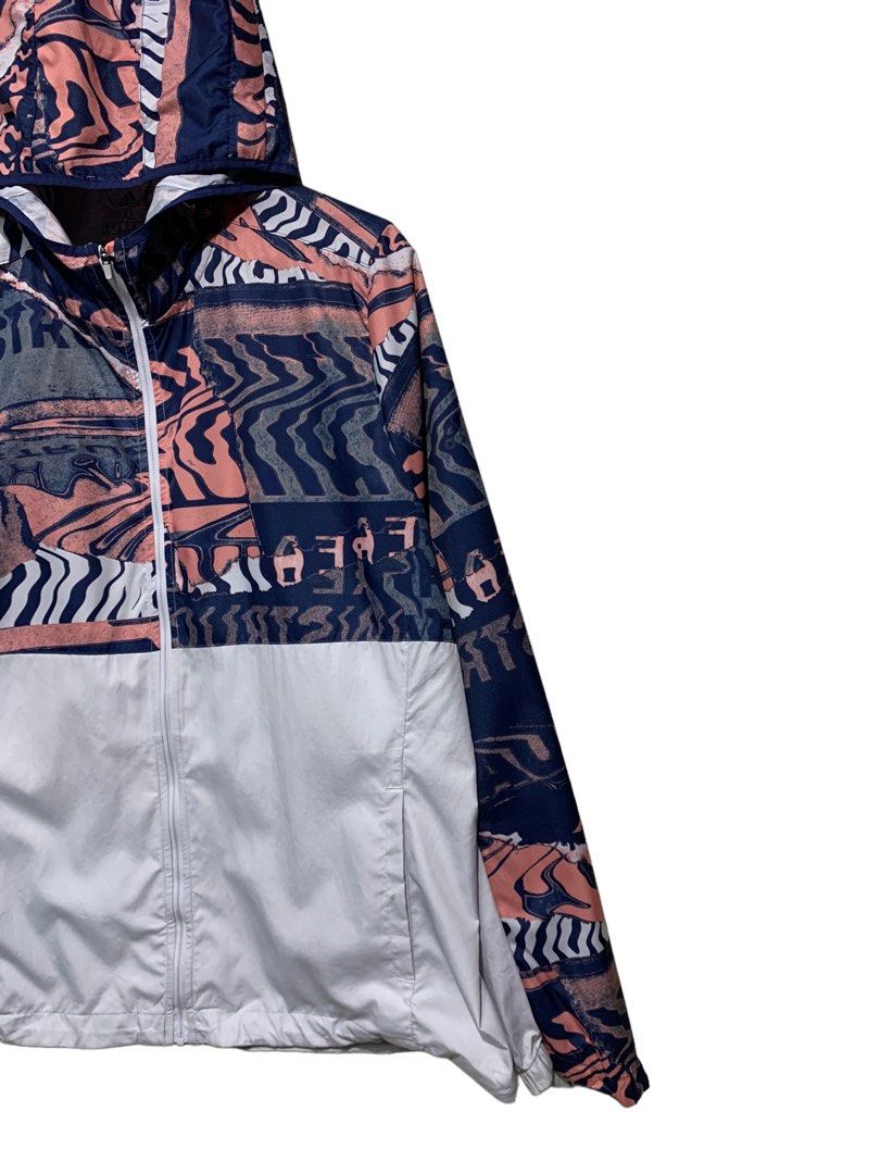 Own the run city clash wind jacket store