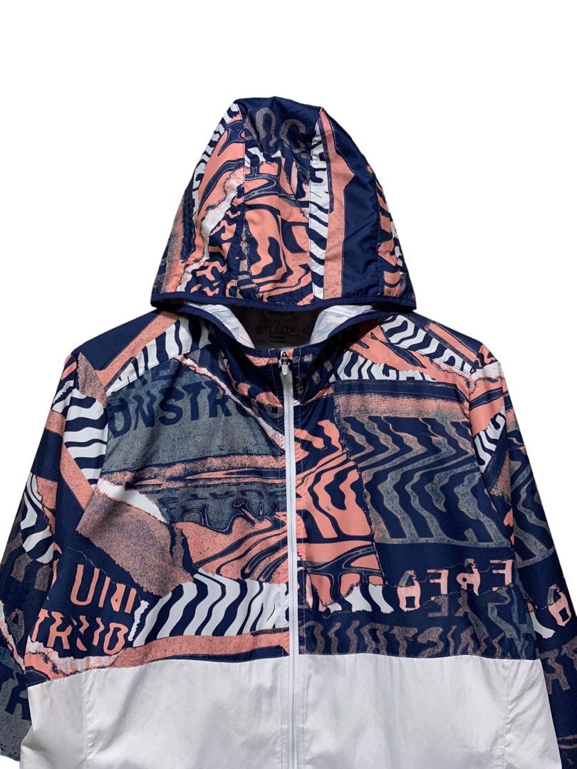 Own the run city clash wind jacket top