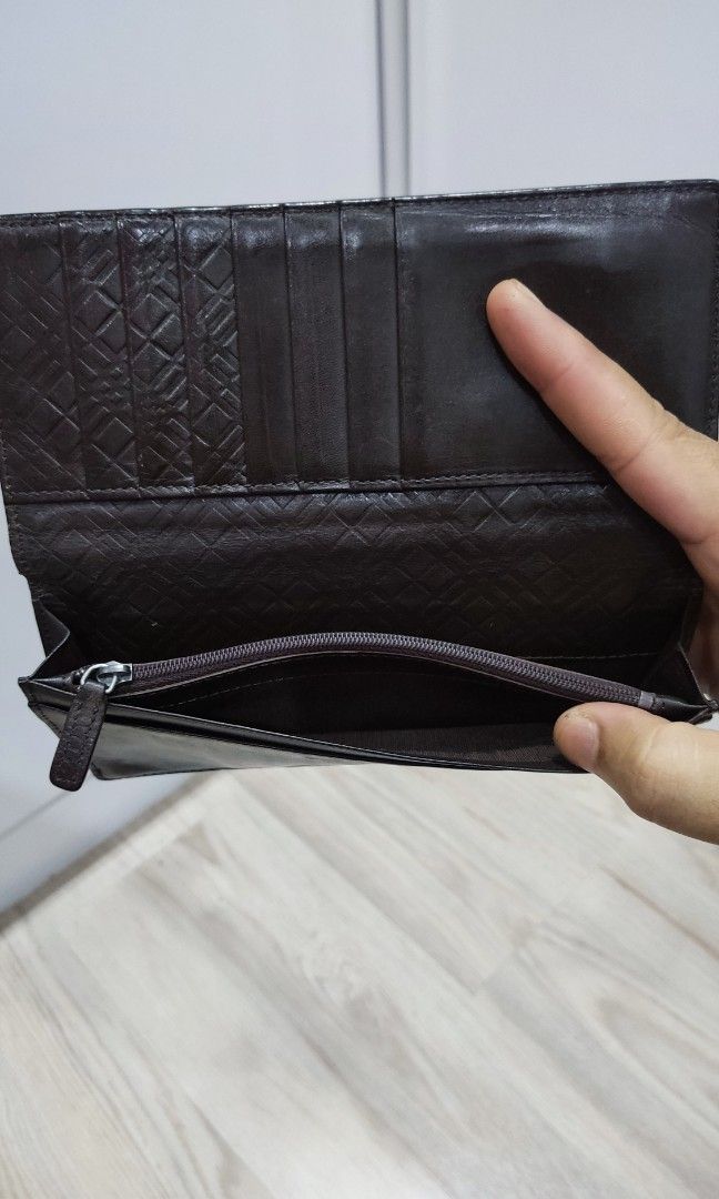 Burberry wallet sales ripping