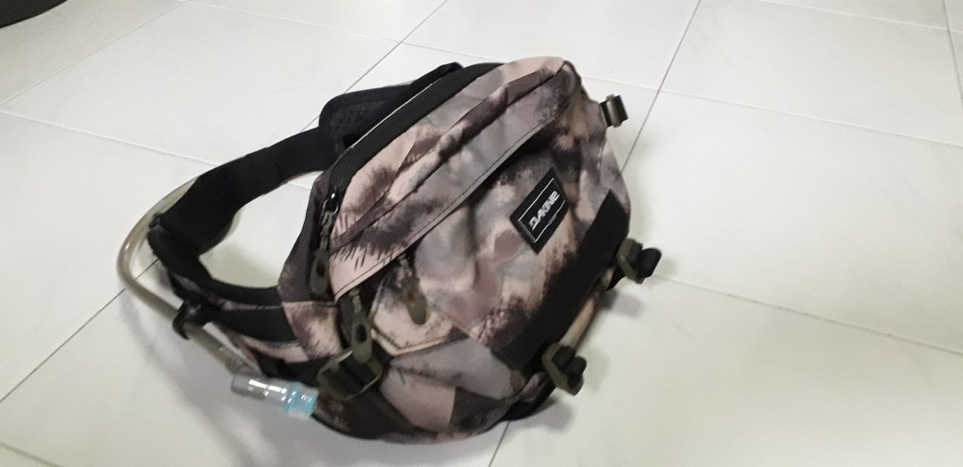 Dakine Hot Laps 5L belt bag c w 2 litre Hydrapak hydration bladder