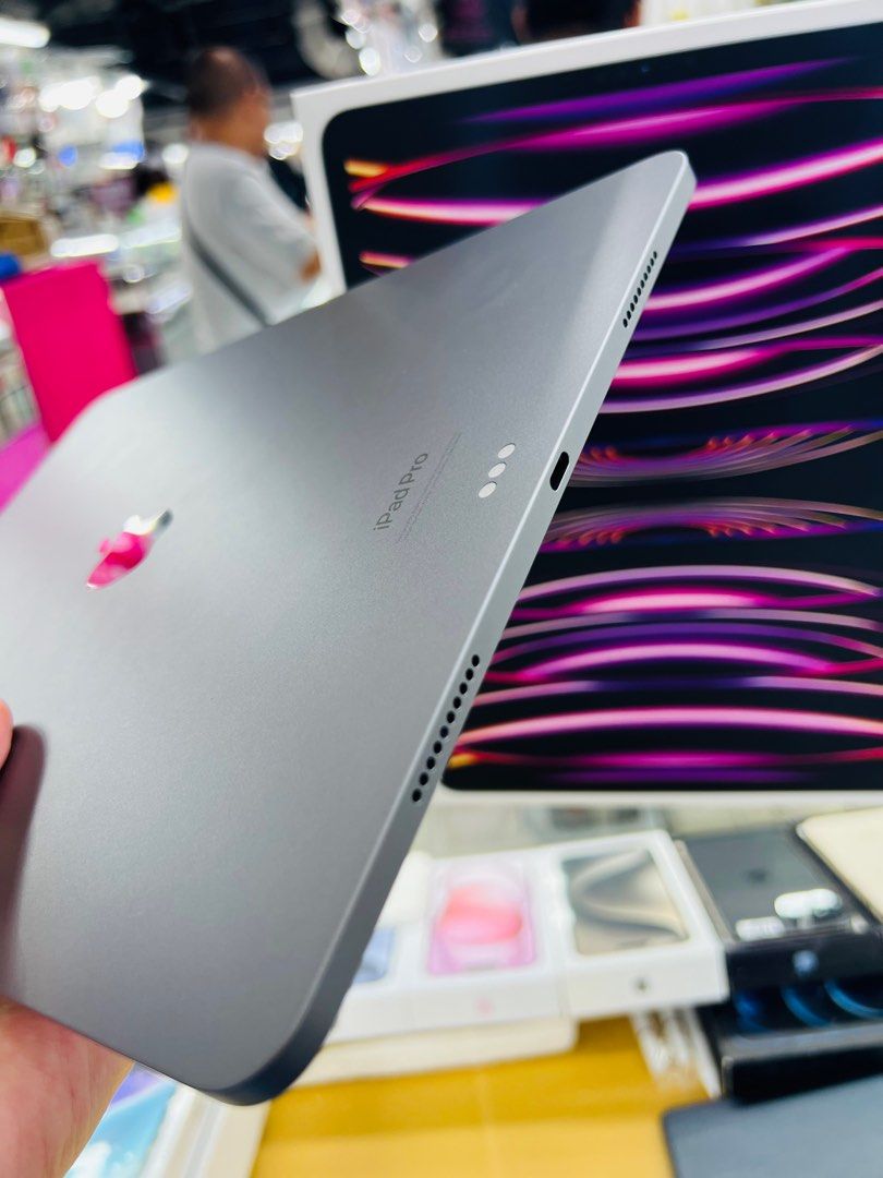 ipad pro m2 12.9 512GB wifi (Category: iPad) located in San Juan City. Submitted by jalailahmamosaca (Listing ID 1280057895, Image 2). Description: For Sale or Swap iPad Pro 12.9 256GB 6th Generation 3months old M2 chip Wifi Only no issue / smooth 100% still under warranty until NOvember 15 Complete package same serialbox PM for sure buyer Add handling fee for door to door deliver.