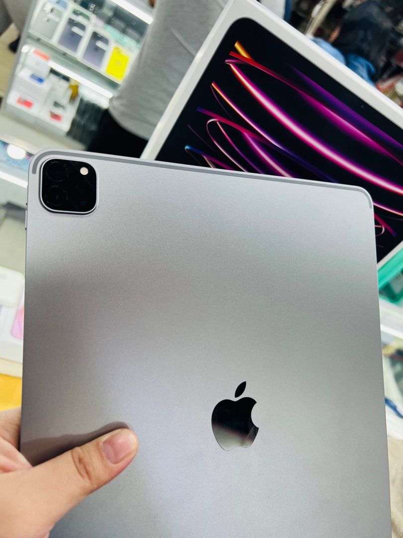 ipad pro m2 12.9 512GB wifi (Category: iPad) located in San Juan City. Submitted by jalailahmamosaca (Listing ID 1280057895, Image 3). Description: For Sale or Swap iPad Pro 12.9 256GB 6th Generation 3months old M2 chip Wifi Only no issue / smooth 100% still under warranty until NOvember 15 Complete package same serialbox PM for sure buyer Add handling fee for door to door deliver.