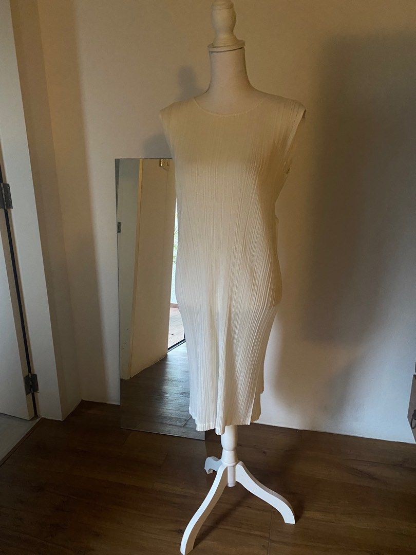 Issey miyake store white dress