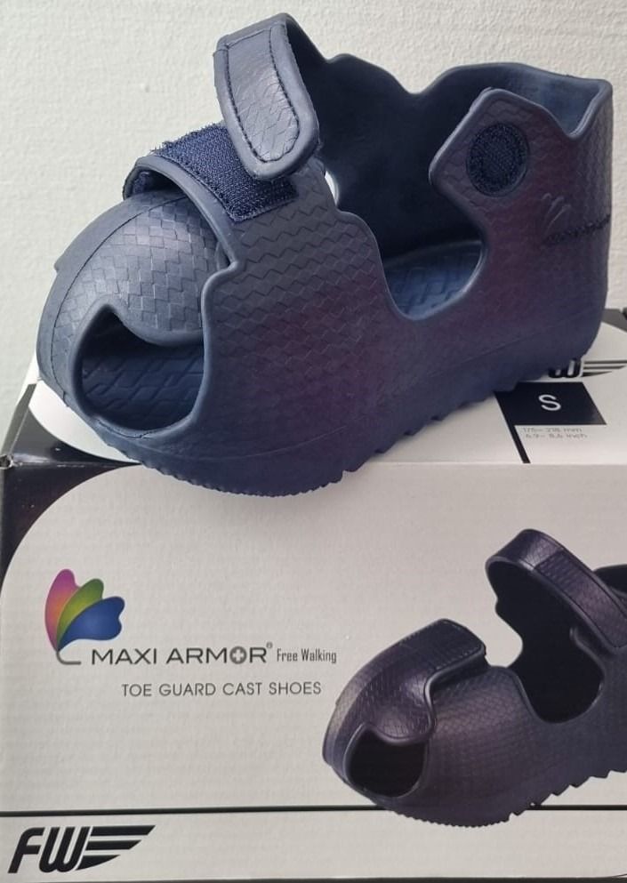 Maxi Armor Toe Guard Cast Shoe (S size), Health & Nutrition, Assistive