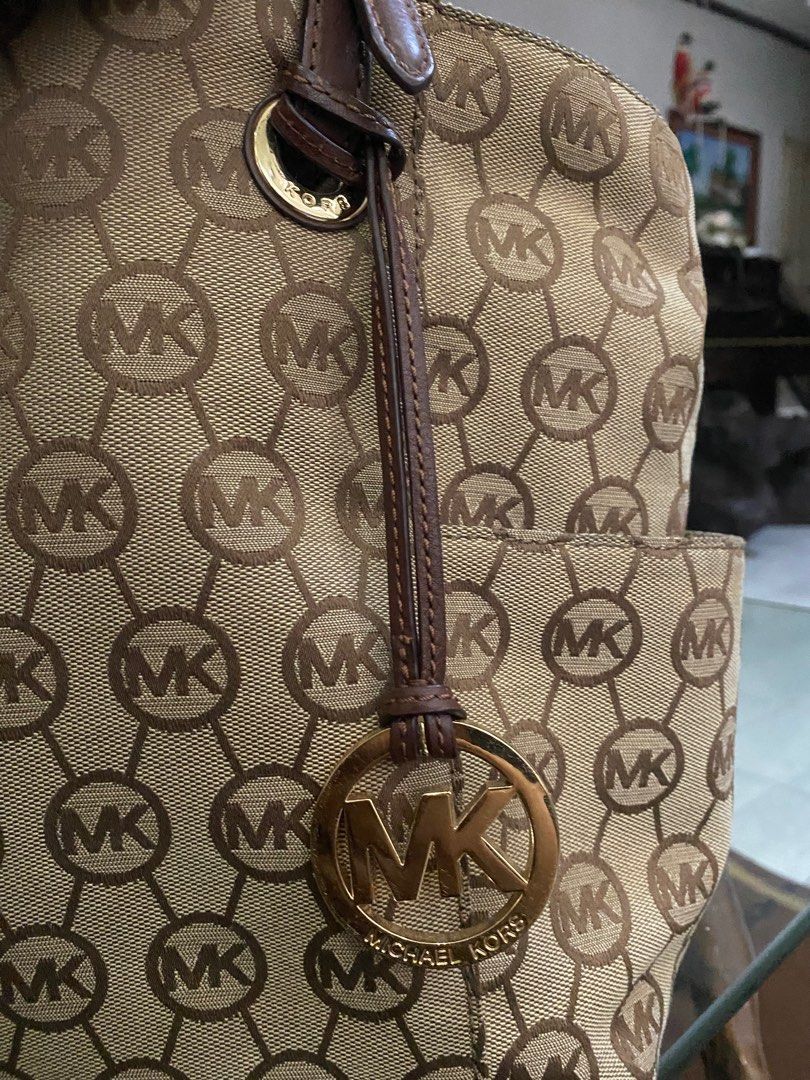 Michael Kors Canvas Large Tote Bag with Leather Strap (Category: Luxury Bags & Wallets) located in Cagayan de Oro. Submitted by kpauf (Listing ID 1280134246, Image 2). Description: Negotiable *decluttering.