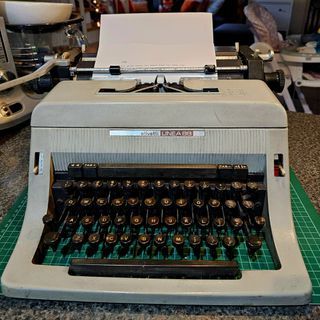 Olivetti Linea 88 Manual Typewriter