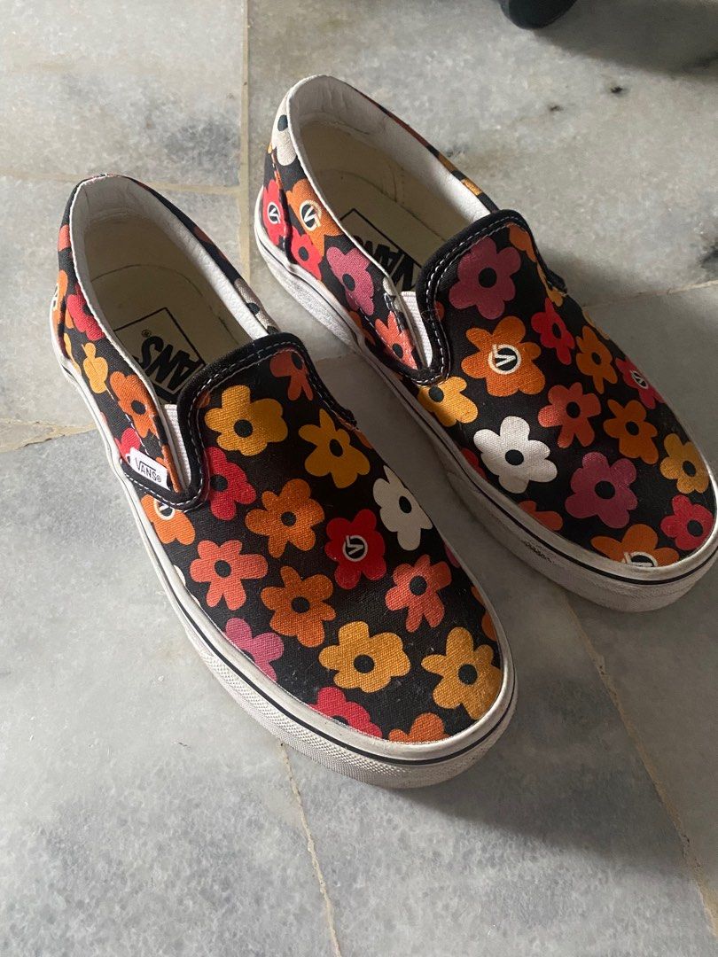 ORIGINAL VANS FLOWER BLACK MULTI Women s Fashion Footwear