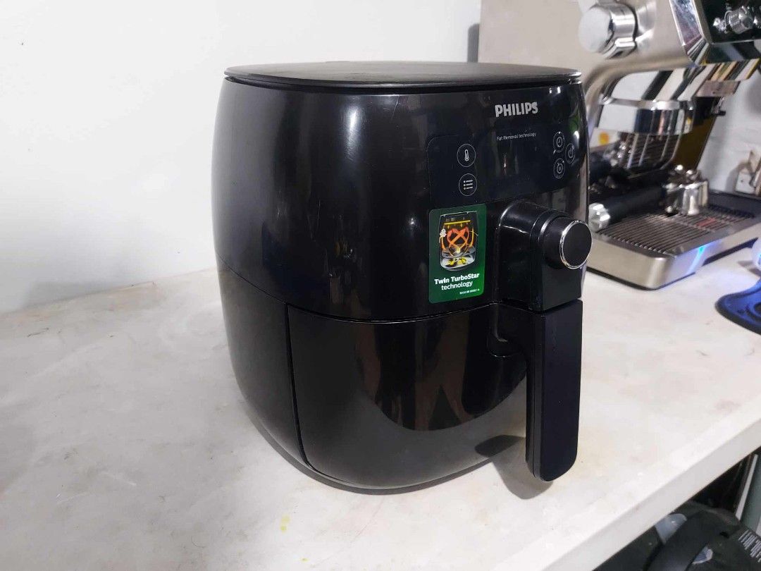 Philips Premium Air Fryer (Category: Fryers) located in Taytay. Submitted by mikz_1303 (Listing ID 1280162741, Image 3). Description: Philips Premium Air Fryer 📌No Box 📌Good working and Condition 📌ISSUE SCATCH!.