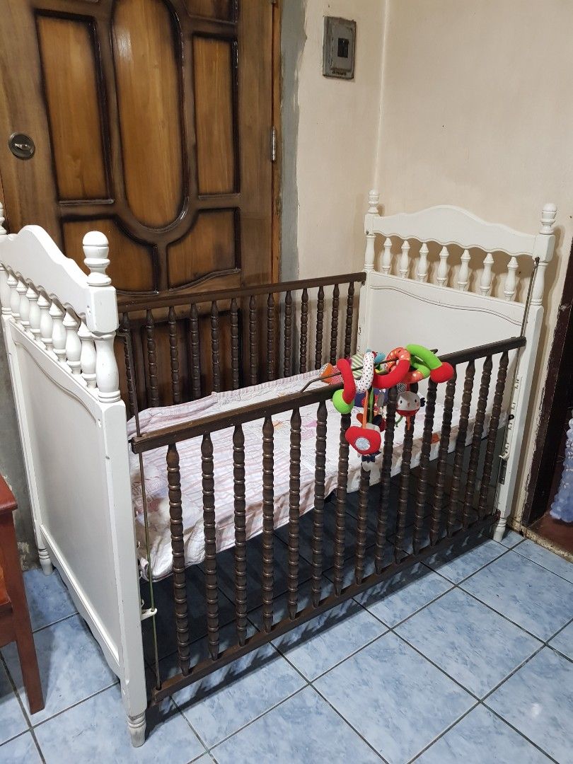 SIMMONS WOODEN CRIB