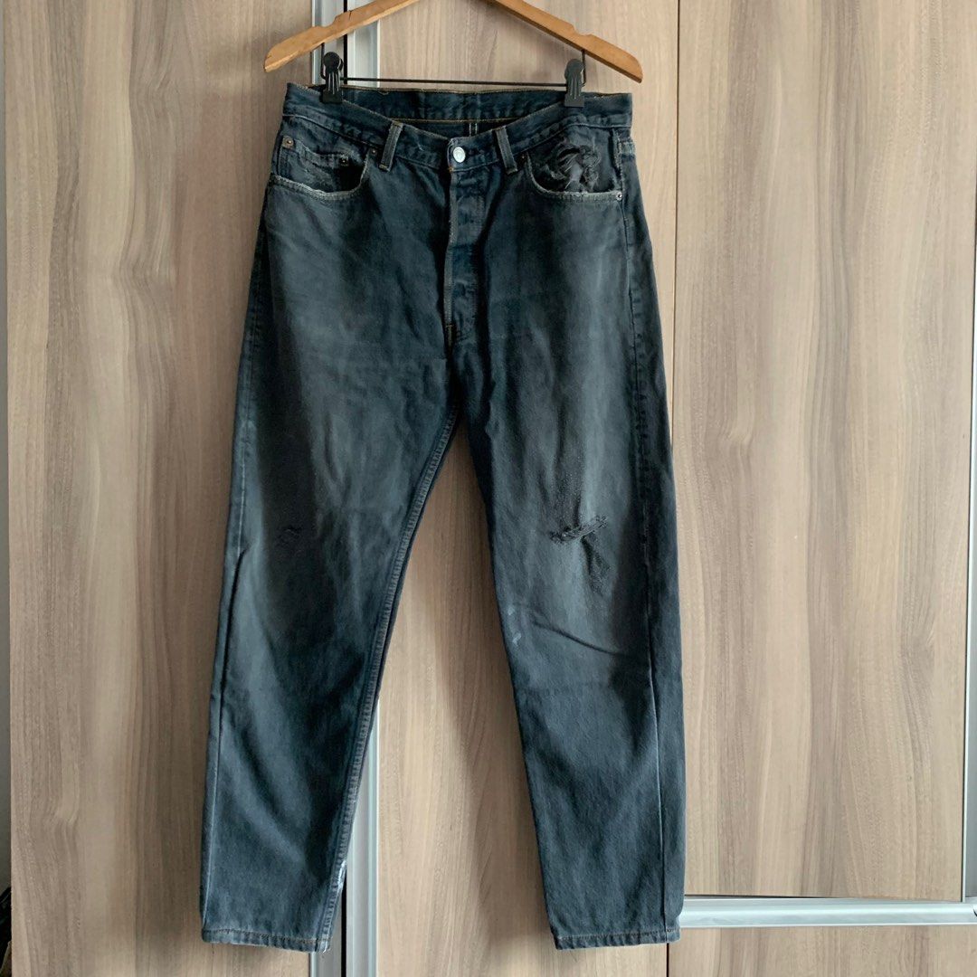 Black distressed levis online