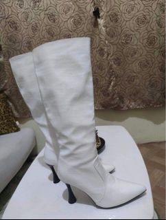 WHITE BOOTS SIZE 8 US