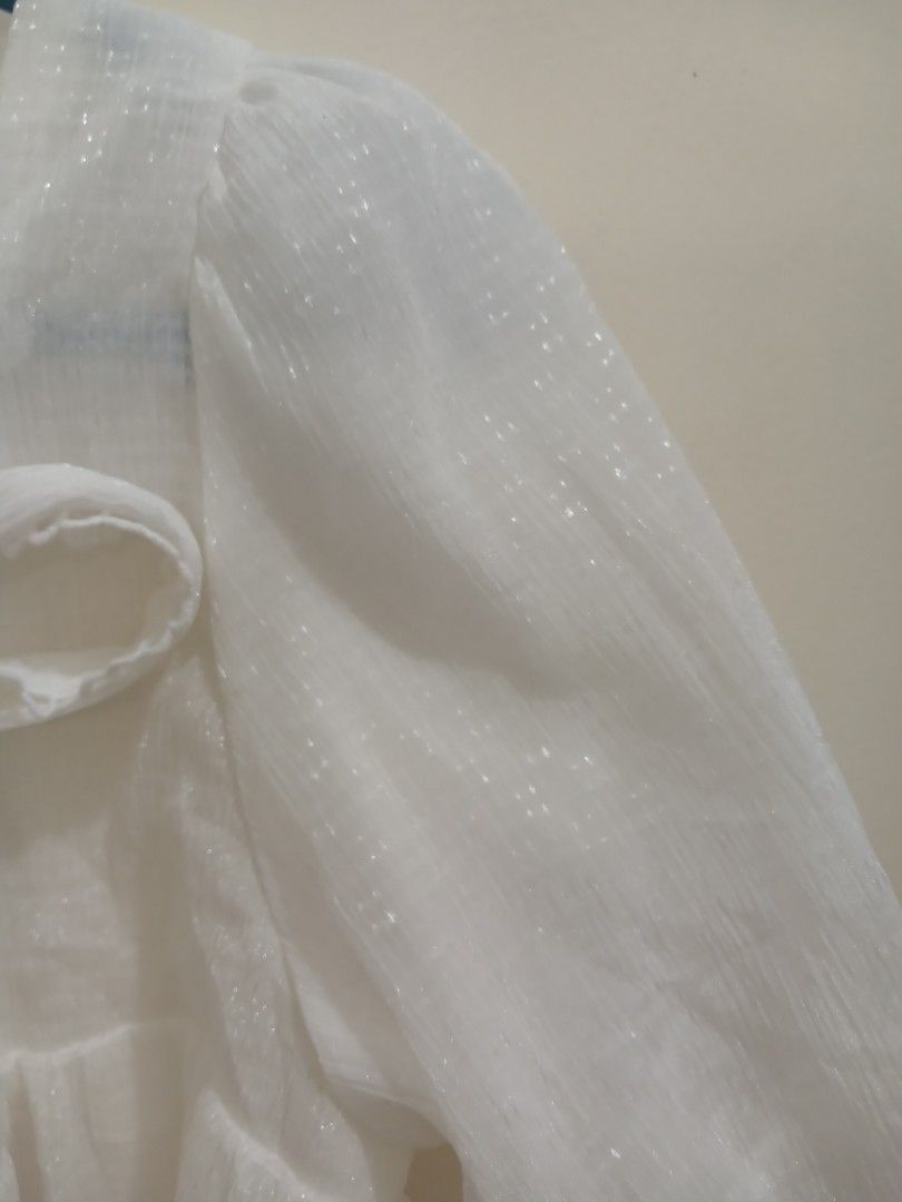 White Puffed Sleeve Dainty Top Square Neck (Category: Blouses) located in Magalang. Submitted by mikay__ (Listing ID 1280223414, Image 3). Description: super nice and flattering top!!! i dont want to let this go hahshjdjdjd but sayang di ko na masyado nasusuot. it is white but may specks of parang silver siyaa sa tela so it makes your skin look a few shades lighter when wearing it hehehe can be dressed casually or for formal events, great for wed