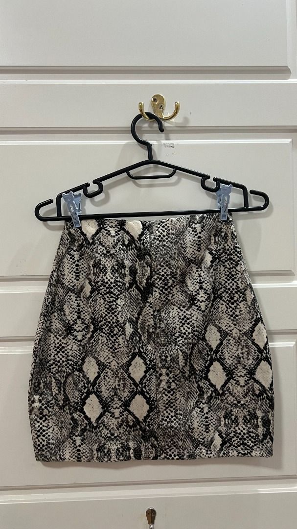 Dark hotsell snakeskin skirt