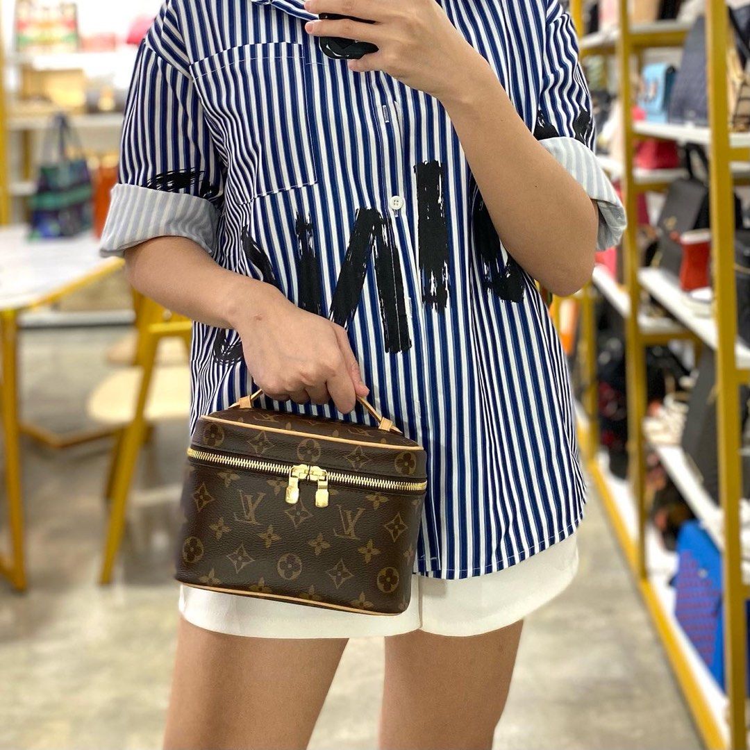 Mini lv pouch best sale