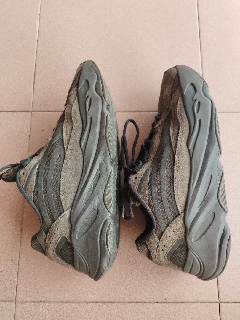 Yeezy 700 sale vanta resell