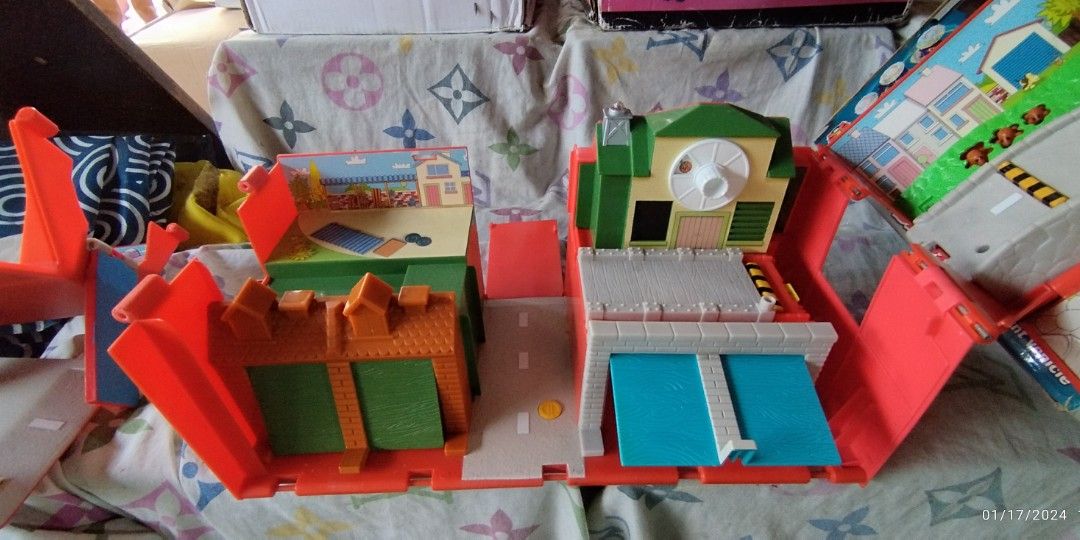Bob the builder electronic tool box (Category: Kids Toys) located in Quezon City. Submitted by rosapage (Listing ID 1280501691, Image 2). Description: issues basag po sa one side battery operated not working.