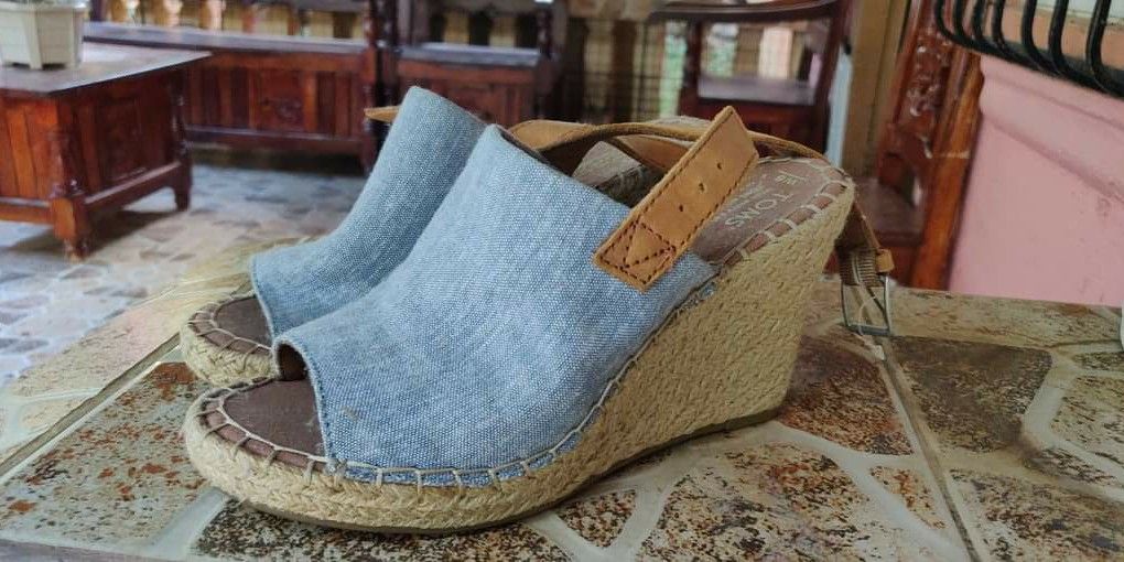 Toms hotsell chambray wedge