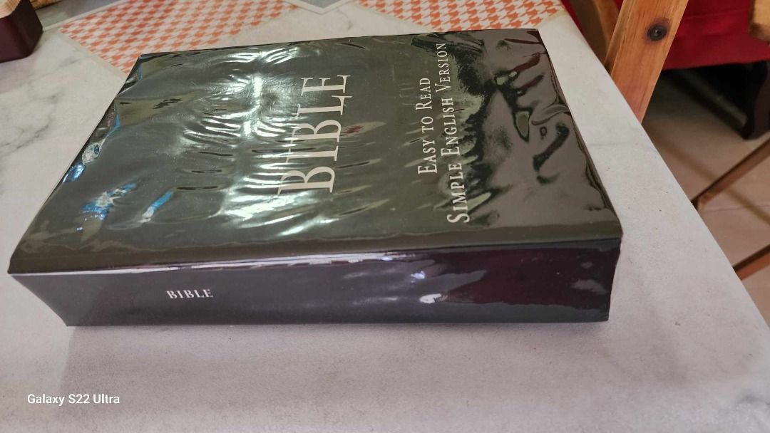 Easy-to-Read Version of the Holy Bible, Hobbies & Toys, Books ...