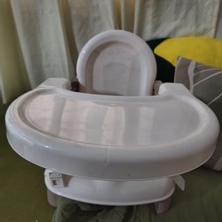 Foldable baby booster seat