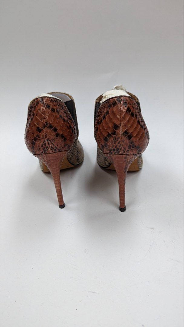 Givenchy Python Ankle Boots size 37 （分類：靴）位於 Hong Kong。 由 mersbar 提交（商品編號 1280460748，圖片 3）。簡介： Material : Leather Colour ： Multicolour Made in Italy Size : 37 。