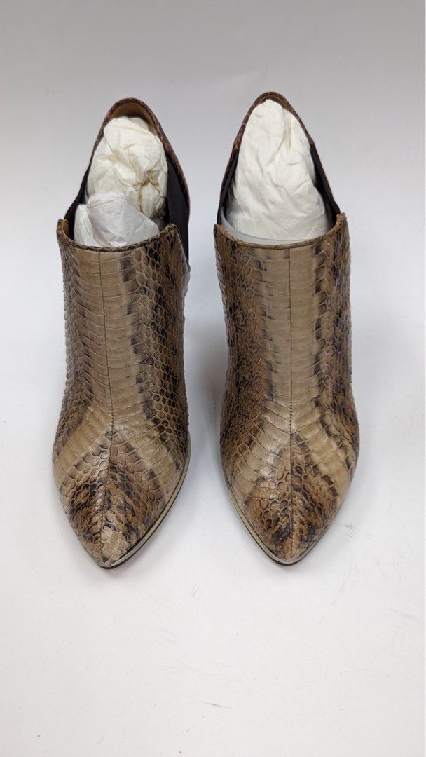 Givenchy Python Ankle Boots size 37 （分類：靴）位於 Hong Kong。 由 mersbar 提交（商品編號 1280460748，圖片 4）。簡介： Material : Leather Colour ： Multicolour Made in Italy Size : 37 。
