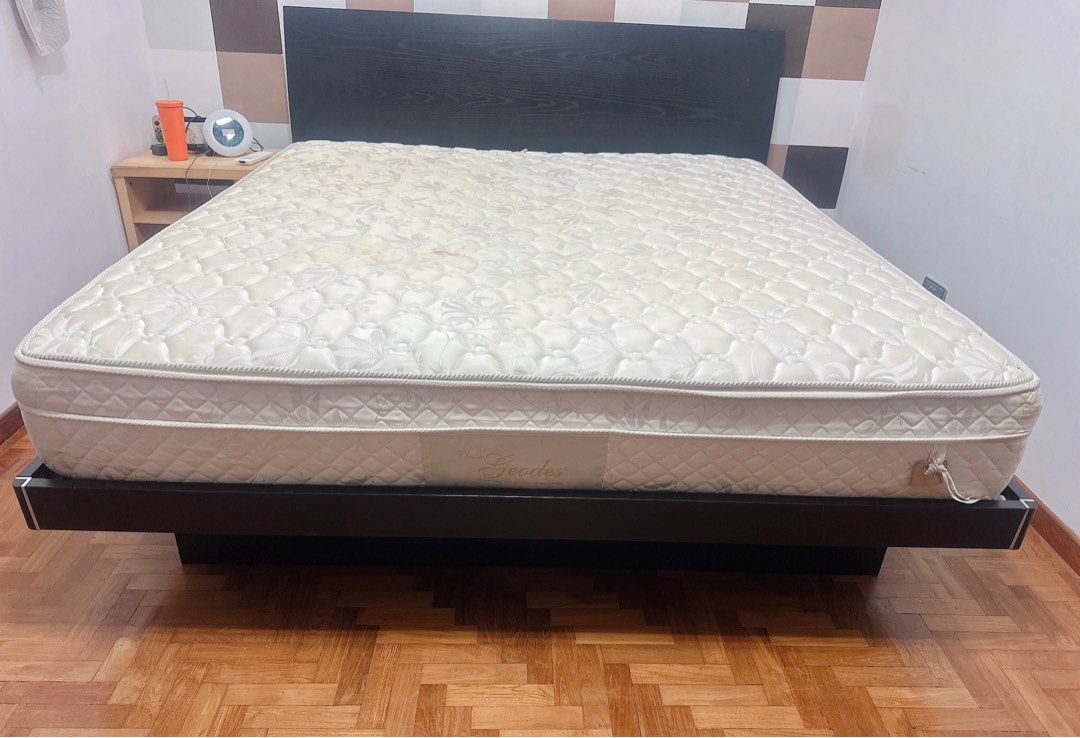 Giving away Dorma King Size mattress w/ hydraulic bedframe, Furniture
