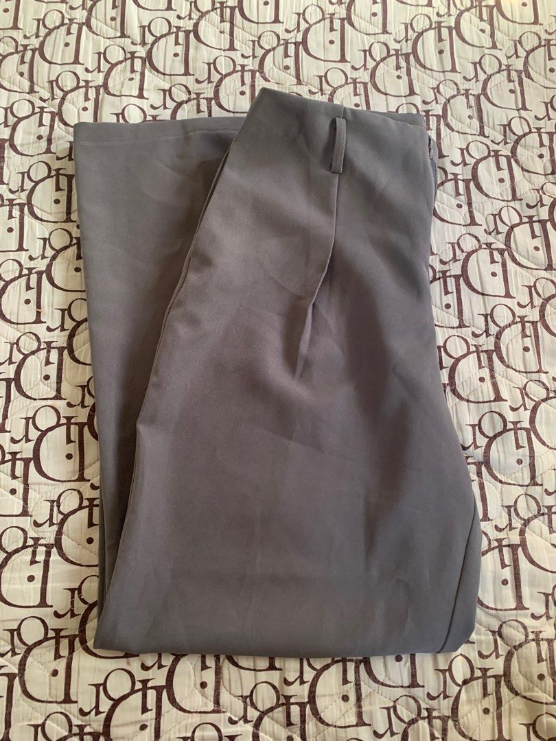 Gray Wide Leg Culotte Trousers (Category: Other Bottoms) located in Paranaque City. Submitted by aingrso (Listing ID 1280333864, Image 2). Description: ✨decluttering✨ 👖 size: large 👖 brand: no brand 👖dupe for black pink lisa’s gray trousers 👖never worn, too big 👖bought here in carousell 👖selling price: ₱700 👖price negotiable 👖shipping will be handled by buyer.