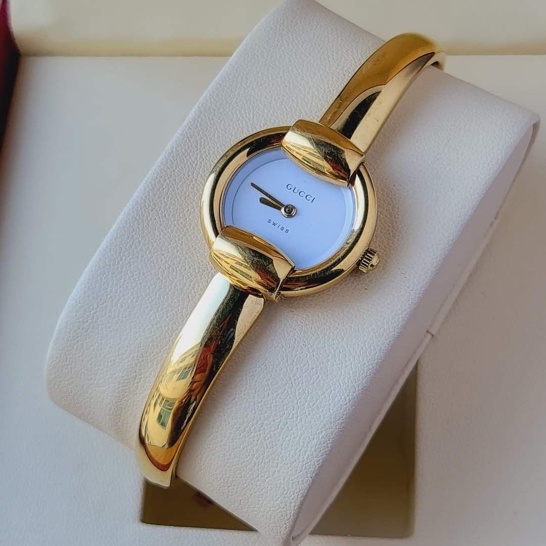 Gucci 1400L bangle watch for women Excellent Condition Issue may konti fade sa backcase pls see photos Small to Med wrist size Provided box